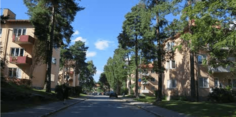 Foto från marken på hus i Eriksberg med träd växande nära byggnaderna