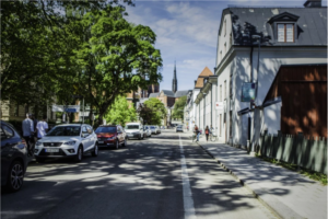 En bild på en gata i Uppsala under sommaren